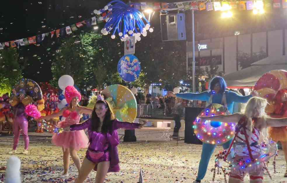 RODITELJI ŠOKIRANI PERFORMANSOM U DONJEM VEŠU : Na Dečjem karnevalu u Leskovcu