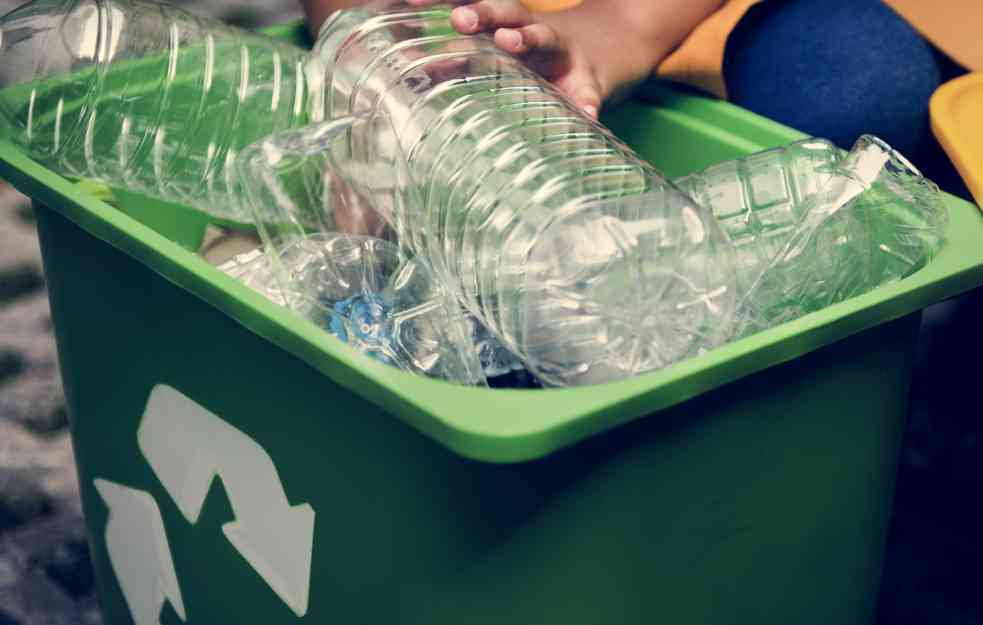 NOVA STUDIJA POKAZALA: Opasnost dolazi iz obične plastične flaše za vodu