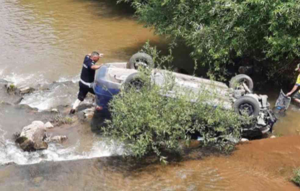 JEZIV UDES KOD LESKOVCA: Auto se isprevrtao i survao u reku (VIDEO)