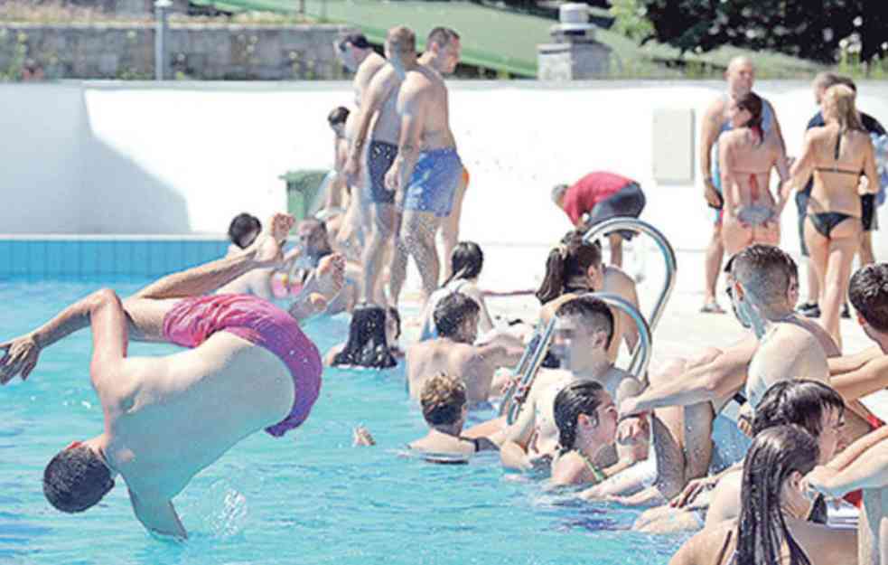 ULAZ NA BAZEN 1500 DIN i još naglase “ne naplaćujemo ležaljke”: Kukuruz i voda 400 dinara