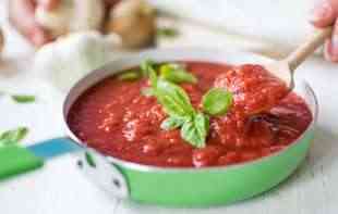 EVO KAKO DA NE SADRŽI PUNO VODE: Recept za najbolji <span style='color:red;'><b>paradajz sos</b></span>