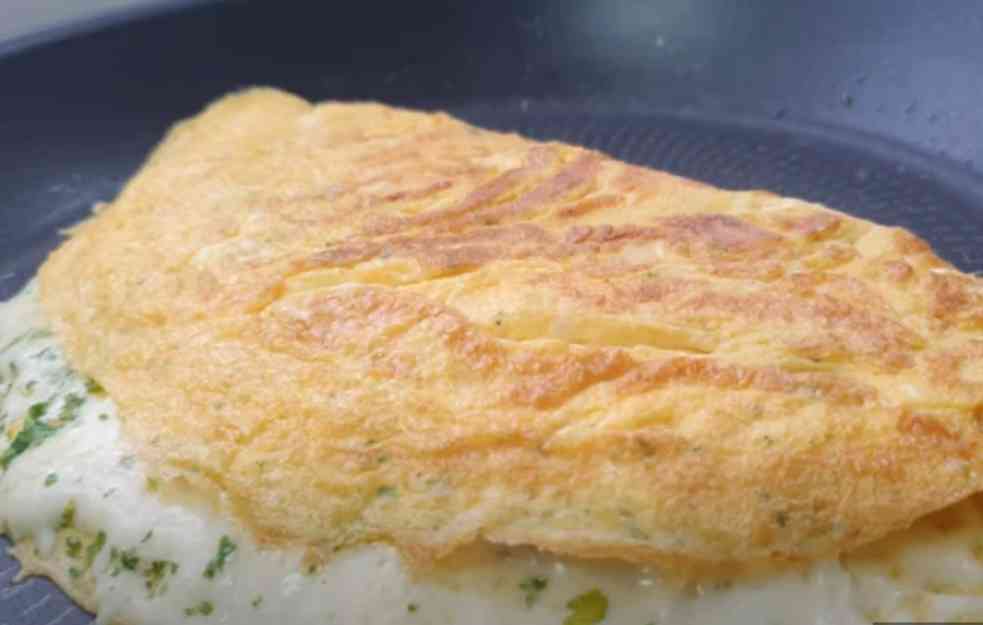 SAVRŠEN DORUČAK ZA CELU PORODICU: Ita­li­jan­ski omlet sa sirom i krompirom