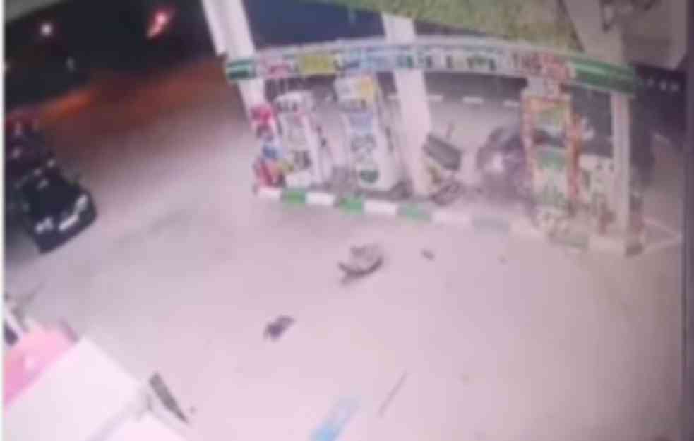 STRAVIČAN SNIMAK UDESA U ĆUPRIJI: Automobil se zakucao u benzinsku pumpu: "Mogao je da pobije 10 ljudi"