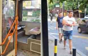 Frajer odlučio da skrši vrata trolejbusa: Nije stigao da uđe na vreme, pa upotrebio silu