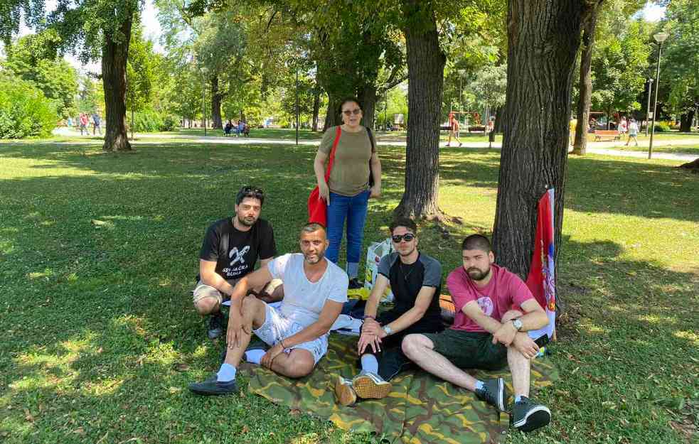 OTAC PROTESTUJE ISPRED PREDSEDNIŠTVA: „Tražim zaštitu za svoju maloletnu decu od torture lokalnih političara“ 