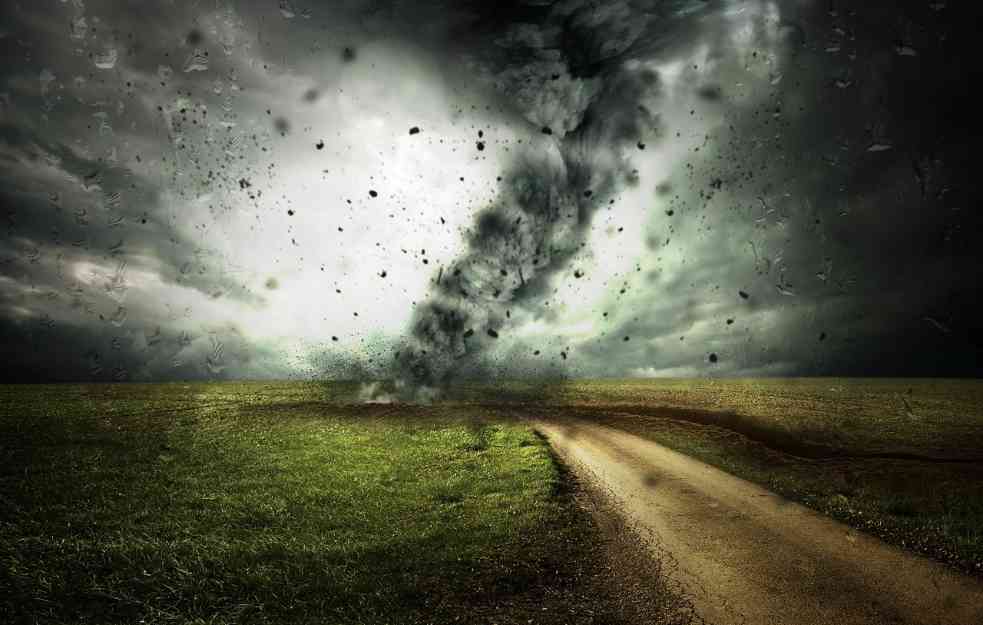 Veliki tornado u Rusiji! Za 10 minuta napravio potpuni haos (FOTO/VIDEO)