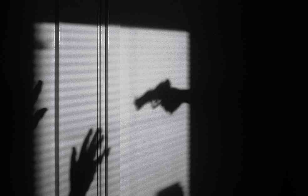 HOROR U NOVOM PAZARU : Vezali stariju ženu u njenoj kući i ukrali joj novac i zlato, policijska potera u toku
