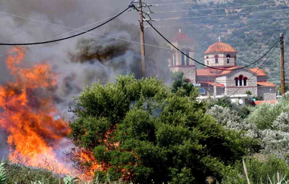 GRČKA DANAS U "EKSTREMNOM RIZIKU" ZBOG POŽARA : Borba sa vatrenom stihijom na četiri fronta, STANJE UZBUNE u više regiona, najteže na Rodosu (FOTO)