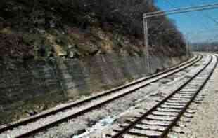 BILI ZAUSTAVLJENI I VOZOVI: U Italiji istražuju upad u železnički <span style='color:red;'><b>tunel</b></span> i pretnju bombom