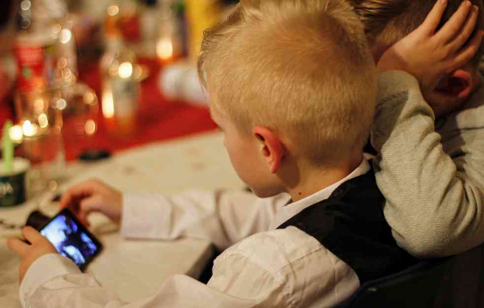 Ove podatke deca ne bi smela nikako da objavljuju javno na internet: Oprez i za fotografije