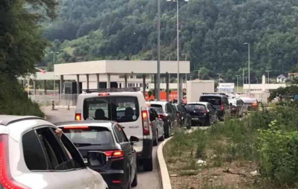 STANJE NA PUTEVIMA :Gužve na graničnim prelazima, kamioni na Batrovcima čekaju ŠEST SATI