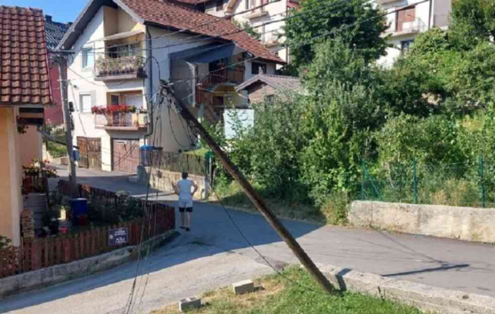 DRAMA U UŽICU: Kamionom izvalio banderu u dvorište