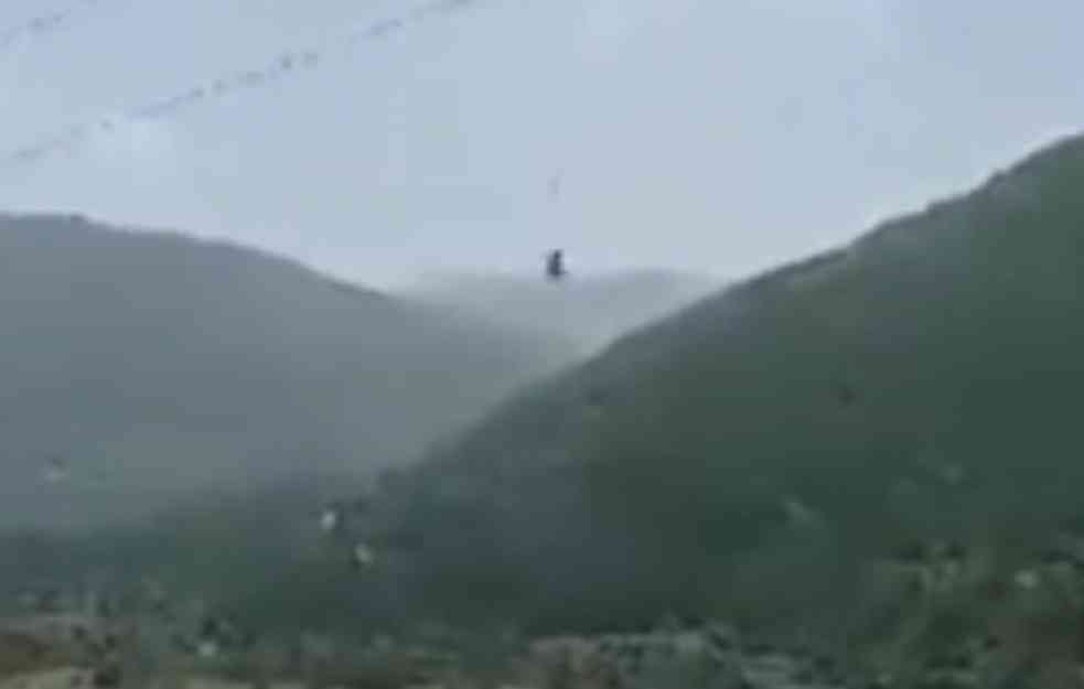 POJAVIO SE NAPET SNIMAK PADA AVIONA: Letelica se STRMOGLAVILA u reku (VIDEO)