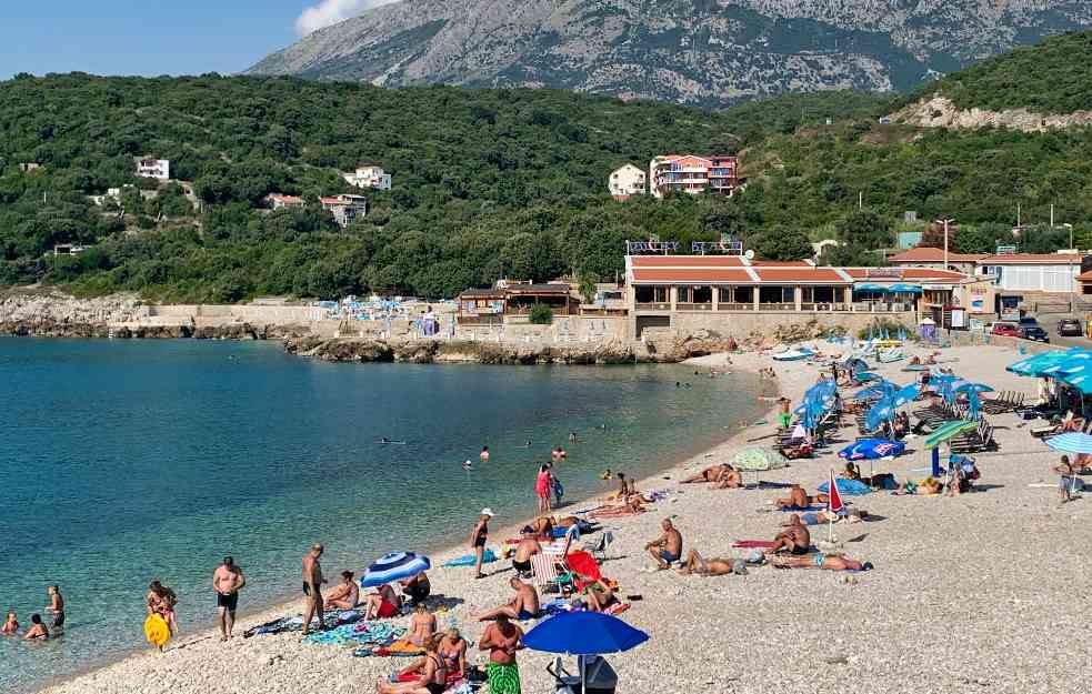 SNIMAK PACOVA na jednoj Crnogorskoj plaži: Turisti prestravljeni i zgađeni