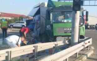 SLIKE TEŠKE NESREĆE NA PANČEVAČKOM PUTU: Bus i kamion slepljeni i uništeni, roba rasuta po <span style='color:red;'><b>asfalt</b></span>u