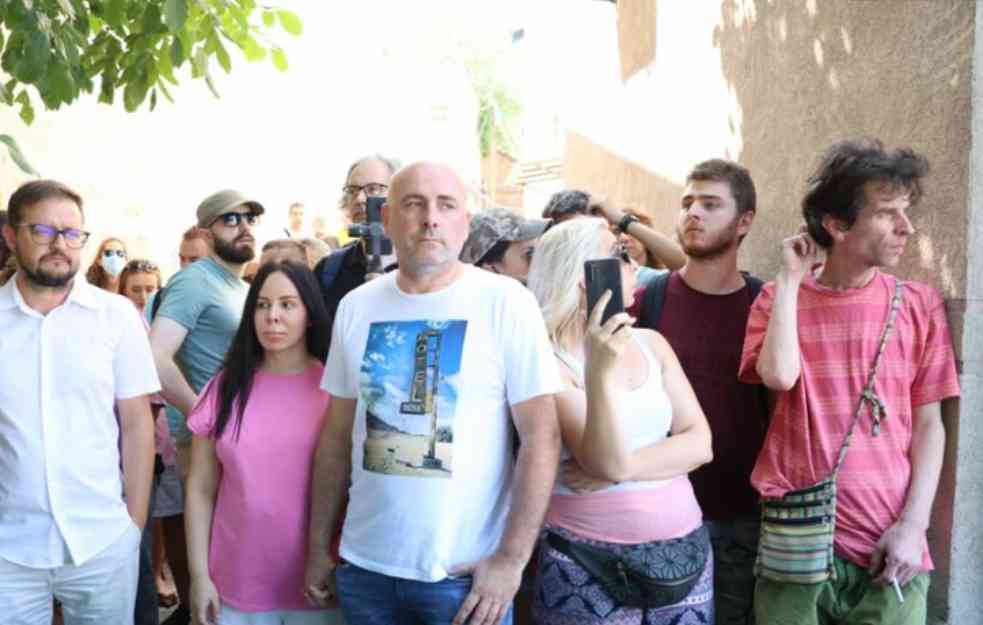 GRAĐANI TELIMA ODBRANILI PAVLOVIĆE OD IZVRŠITELJA: Hteo da ih iz njihovog stana izbaci na ulicu s malim detetom i bebom na putu!