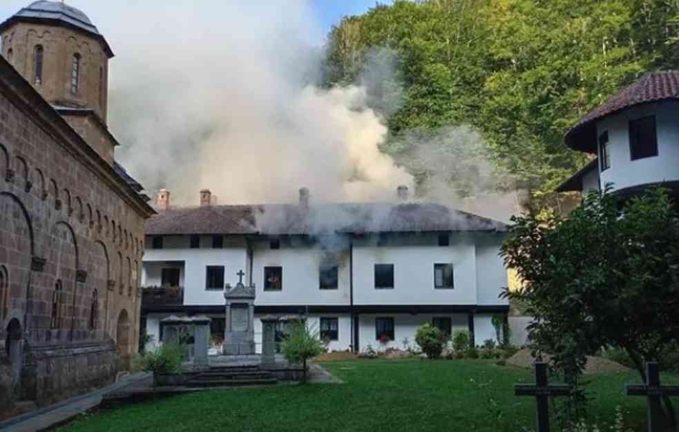 IZBIO POŽAR U MANASTIRU VRAĆEVŠNICA: Monahinje mole da dobrovoljci pomognu vatrogascima (FOTO)