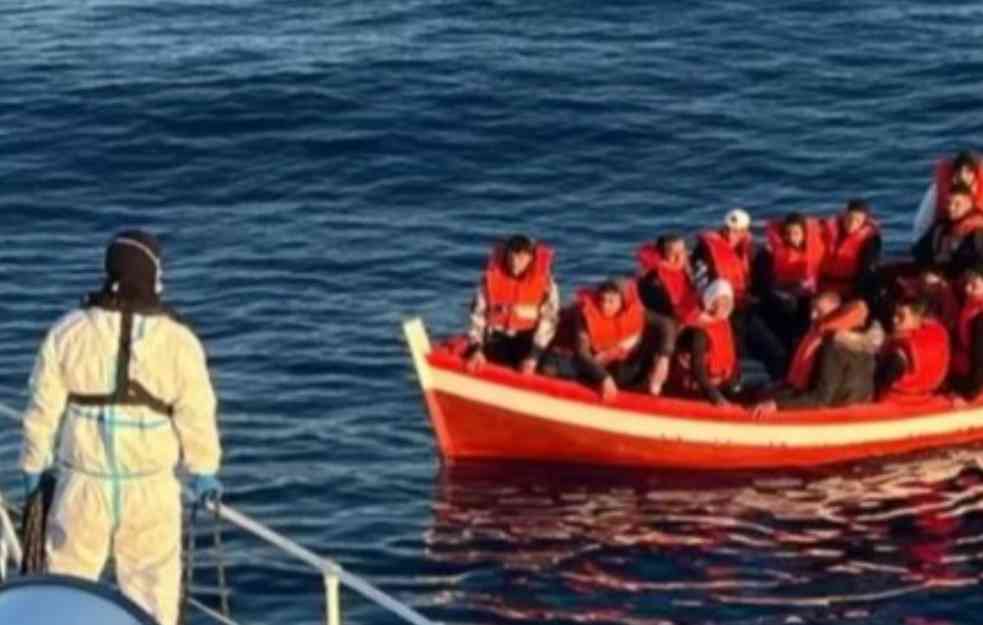 NE ZNA SE ZAŠTO SU TOLIKO OSTALI U OKEANU: Čamac nestao početkom jula, od 100 migranata 38 nađeno živo