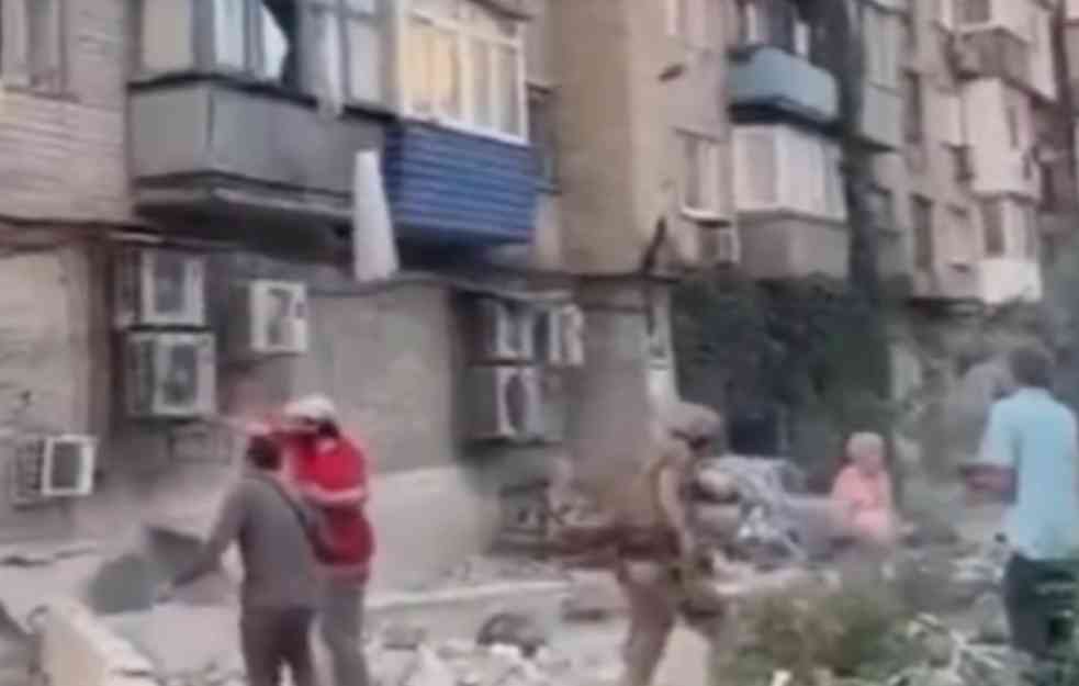 RUSI IZVELI RAKETNI NAPAD NA POKROVSK: Poginulo sedam osoba, ljudi zatrpani u ruševinama (VIDEO)