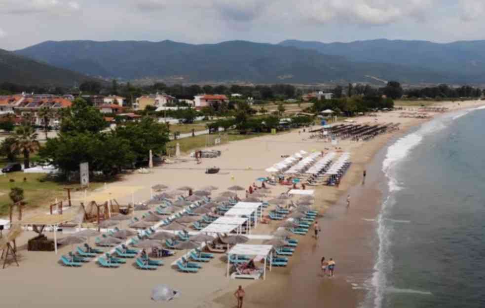 OPREZ! PEDOFILI VREBAJU DECU NA PLAŽAMA GRČKE: Srbin u Nea Kalikratiji uhvatio MANIJAKA koji mu je snimao ćerkicu!