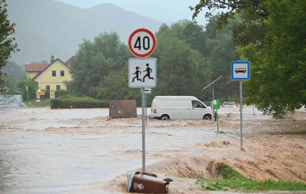 NOVI PROBLEMI U SLOVENIJI: Bujice donele bombe, mine, granate...