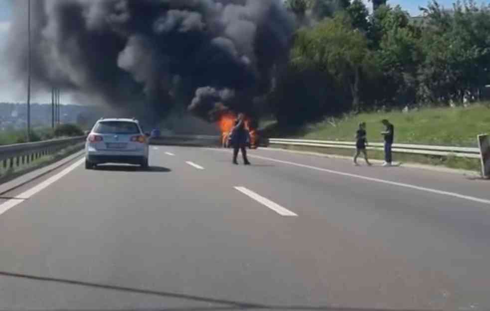 VATRA GUTA AUTOMOBIL: Ljudi izleteli iz vozila
