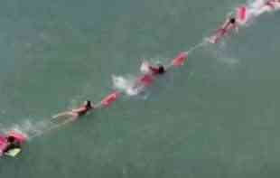HEROJSKI : Spasioci formirali lanac da izvuku plivača iz okeana (VIDEO)