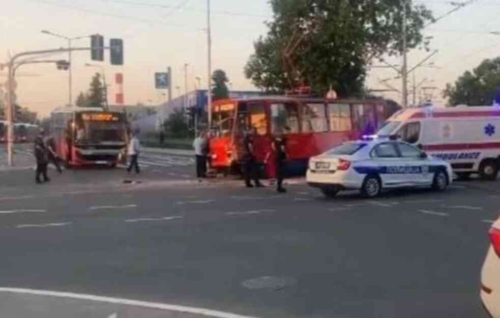 KARAMBOL U BEOGRADU! ŽESTOK SUDAR TRAMVAJA I AUTOBUSA: Iskočio iz šina, povređeno 10 ljudi! (FOTO)