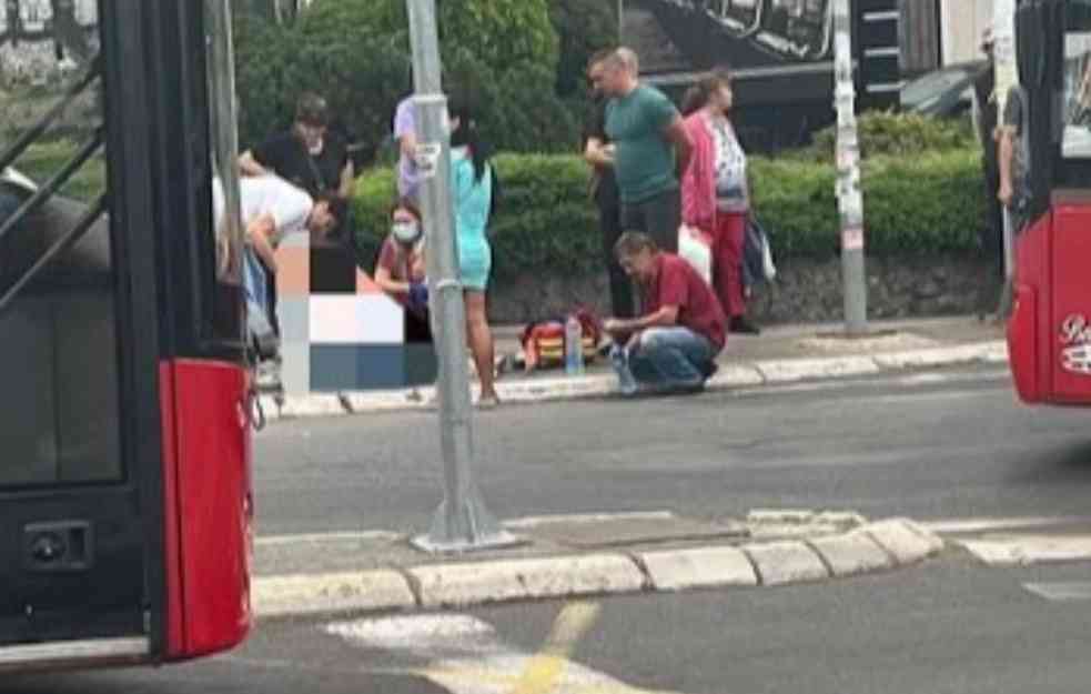 AUTOBUS UDARIO MAJKU I DETE NA PEŠAČKOM PRELAZU: Teška nesreća na Labudovom brdu (FOTO)
