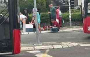AUTOBUS UDARIO MAJKU I DETE NA PEŠAČKOM PRELAZU: Teška nesreća na <span style='color:red;'><b>Labud</b></span>ovom brdu (FOTO)