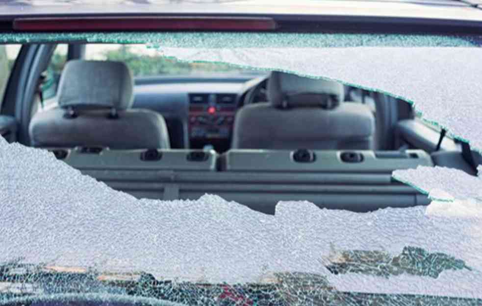 Razbijena stakla na desetak automobila u Novom Sadu: U 