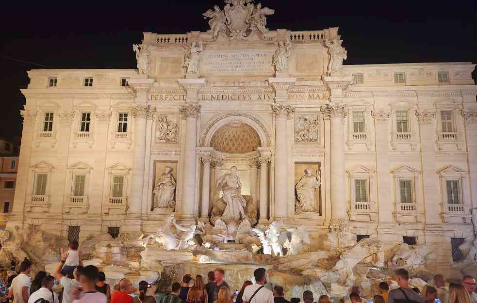 TURISTKINJA U ITALIJI NAPRAVILA HAOS: Ušla u Fontanu di Trevi da – napuni flašicu vodom