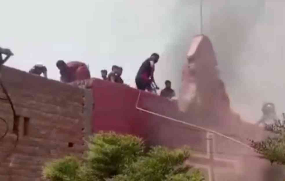 Muslimani u Pakistanu  spaljivali kuće hrišćana i hrišćanske crkve zbog skrnavljenja Kurana (VIDEO)
