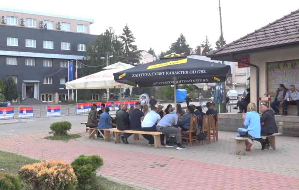 PROTEST SRBA U LEPOSAVIĆU: Nezadovoljni zbog ulaska zamenika tzv. 