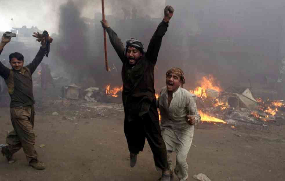 PAKISTAN: Više od 100 osoba uhapšeno nakon spaljivanja crkava
