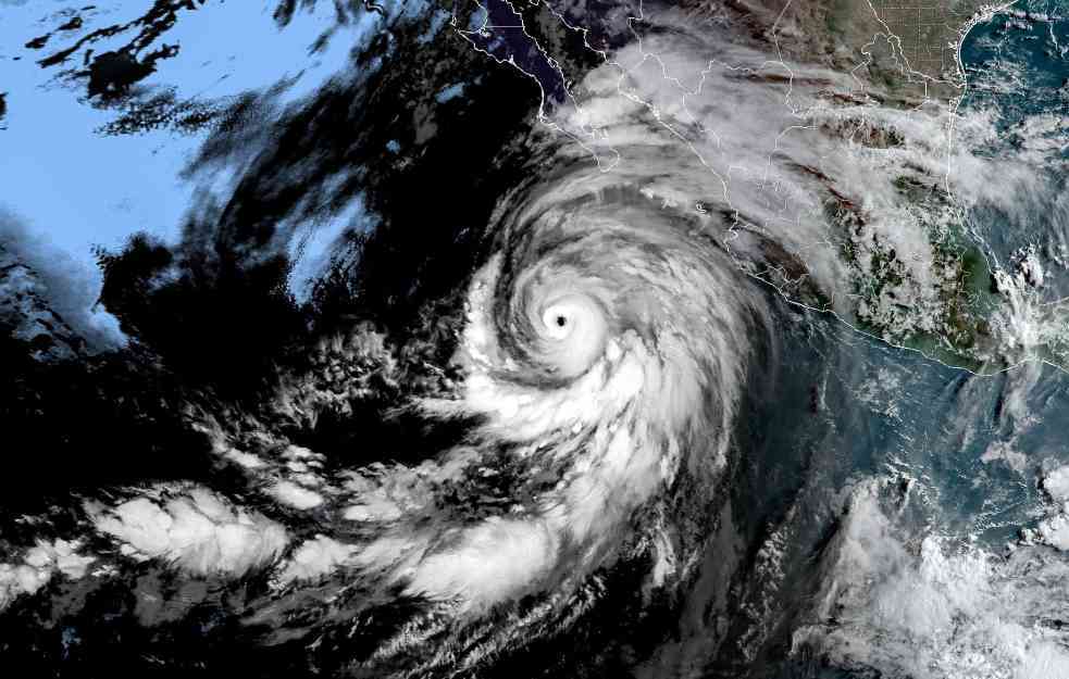 CRVENI METEOALARM: URAGAN Hilari kreće se ka Donjoj Kaliforniji, stanovnici se pripremaju za evakuaciju!