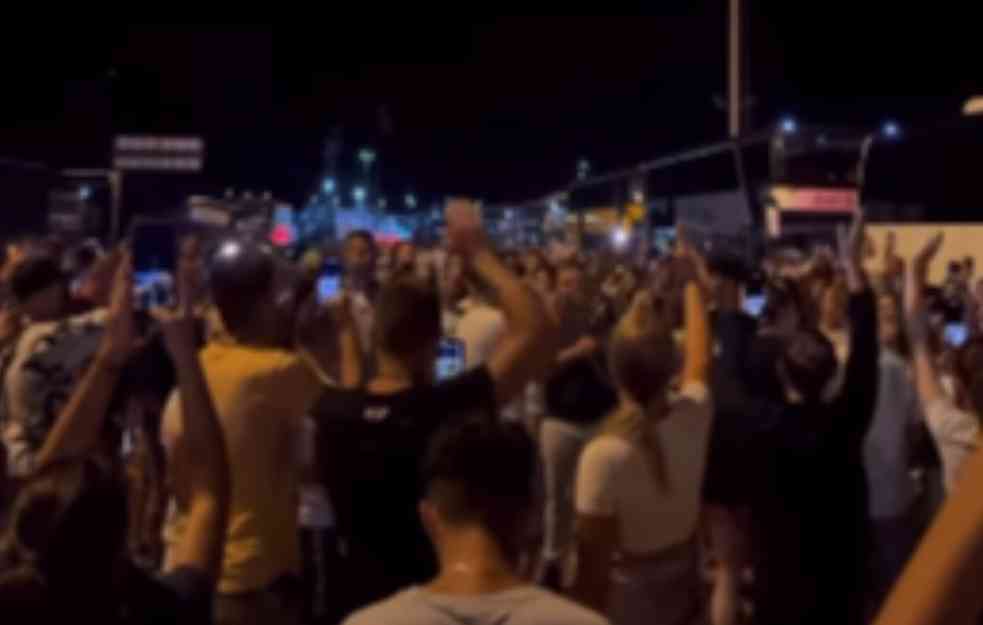 GDE SU SRBI TU JE I VESELJE: Srpski turisti napravili spektakl dok su čekali satima na granici (VIDEO)