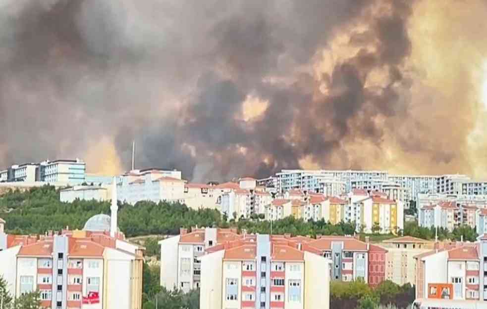 POŽARI BESNE U TURSKOJ! Obustavljen saobraćaj kroz moreuz Dardaneli (VIDEO) 