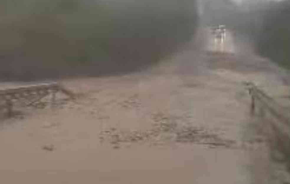 NEVREME U VRANJU KOJE SE NE PAMTI : U delovima grada poplave i bujice, u prekidu i saobraćaj (VIDEO)