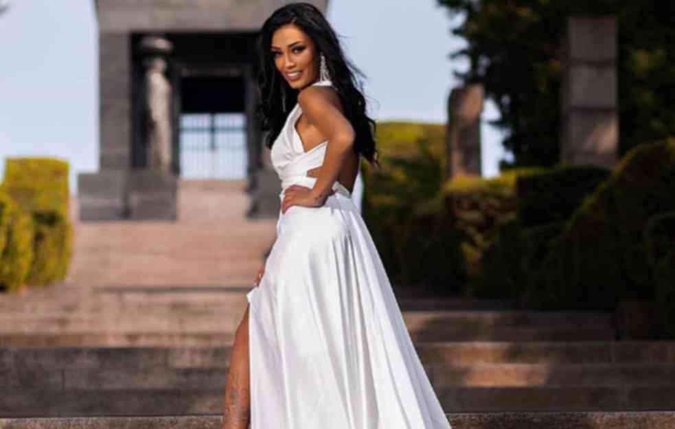 Provokativna fotografija sa plaže: Pevačica pozira u krilu svom 30 godina starijem suprugu