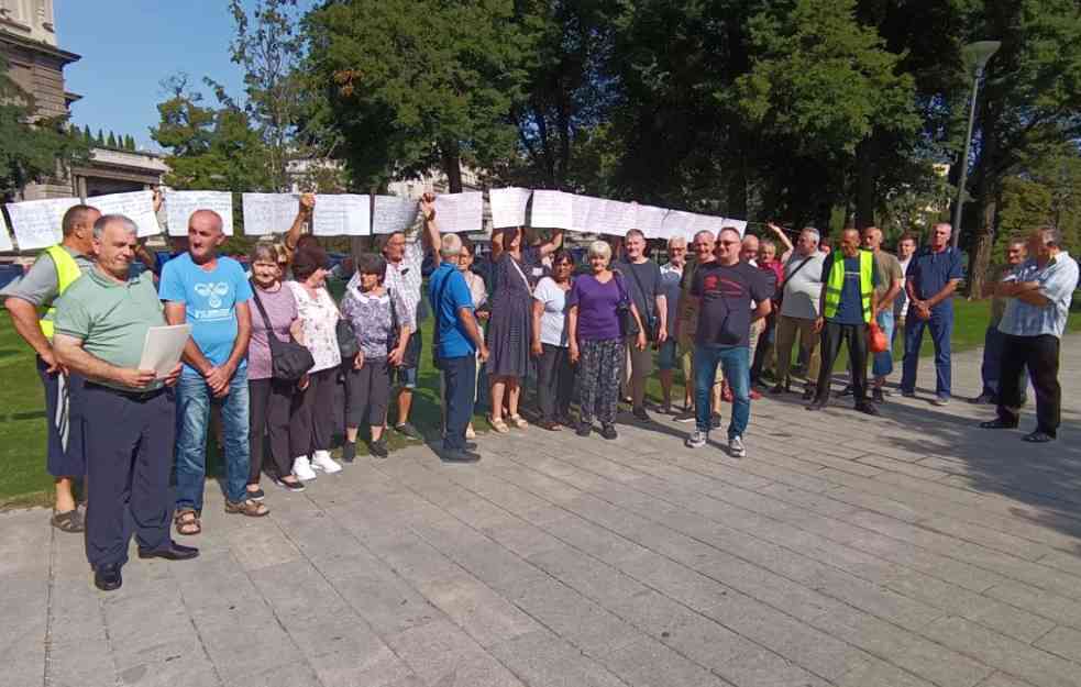 BIVŠI RADNICI PIK ZEMUN PROTESTOVALI ISPRED PREDSEDNIŠTVA: Traže otpremnine