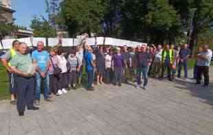 BIVŠI RADNICI PIK ZEMUN PROTESTOVALI ISPRED PREDSEDNIŠTVA: Traže otpremnine