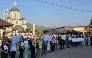 <span style='color:red;'><b>USTANAK</b></span> PROTIV KURTIJEVOG TERORA: Protest u Leposaviću u znak podrške uhapšenom Nebojši Virijeviću (VIDEO, FOTO)