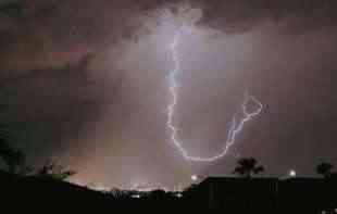 POTPUNI HAOS : Snažna oluja uništila stubove dalekovoda, bez struje oko 11.000 potrošača na teritoriji Šida