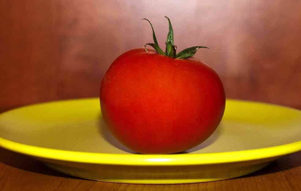 SKUPO SEME ALI SE ISPLATI: U Prijepolju rađa džinovski čeri paradajz 