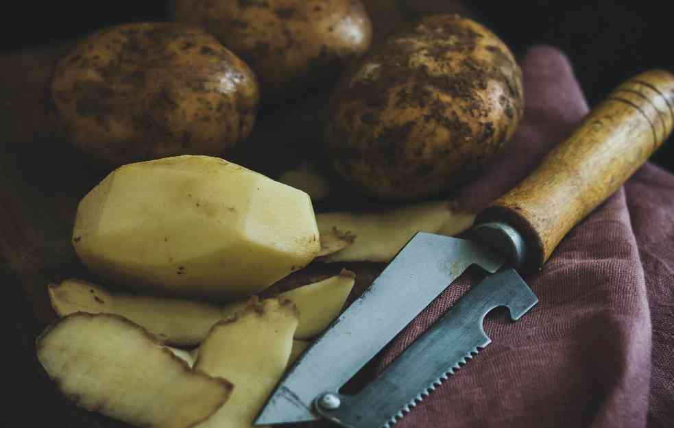 Evo kako najlekše da ogulite koru sa krompira bez noža