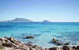 <span style='color:red;'><b>Francuski turista</b></span> uhapšen na Sardiniji: Sa plaže ilegalno odneo 41 kilogram kamenčića