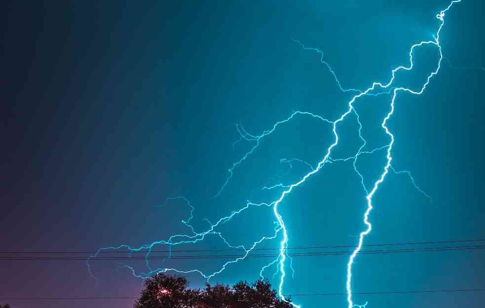 RHMZ IZDAO TRI UPOZORENJA, upaljen crveni meteo alarm: Snažna oluja će udariti na Srbiju