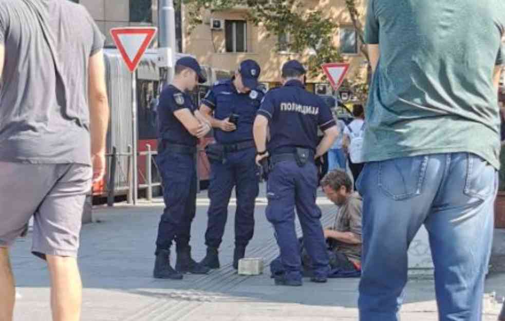 IŽIVLJAVANJE NAD SIROTINJOM: Policajci u centru Beograda maltretiraju prosjaka