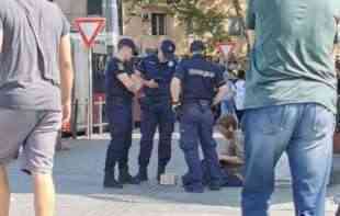 IŽIVLJAVANJE NAD SIROTINJOM: Policajci u centru Beograda maltretiraju prosjaka
